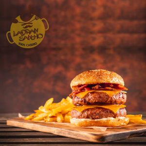 Burger - 2 medallones con Papas, Cheddar y Bacon